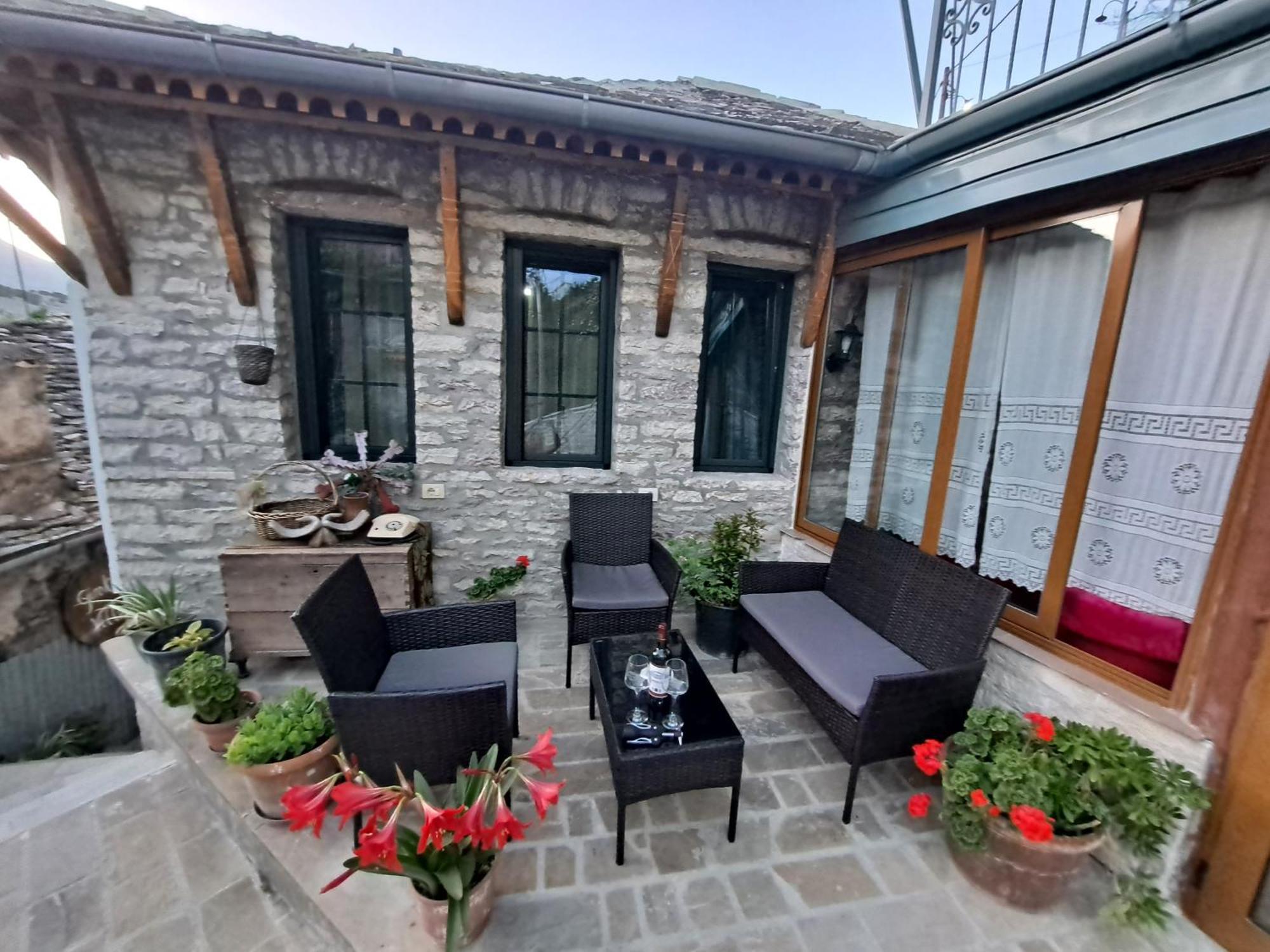"Villa 70" Guesthouse จีโรคาสเตอร์ ภายนอก รูปภาพ