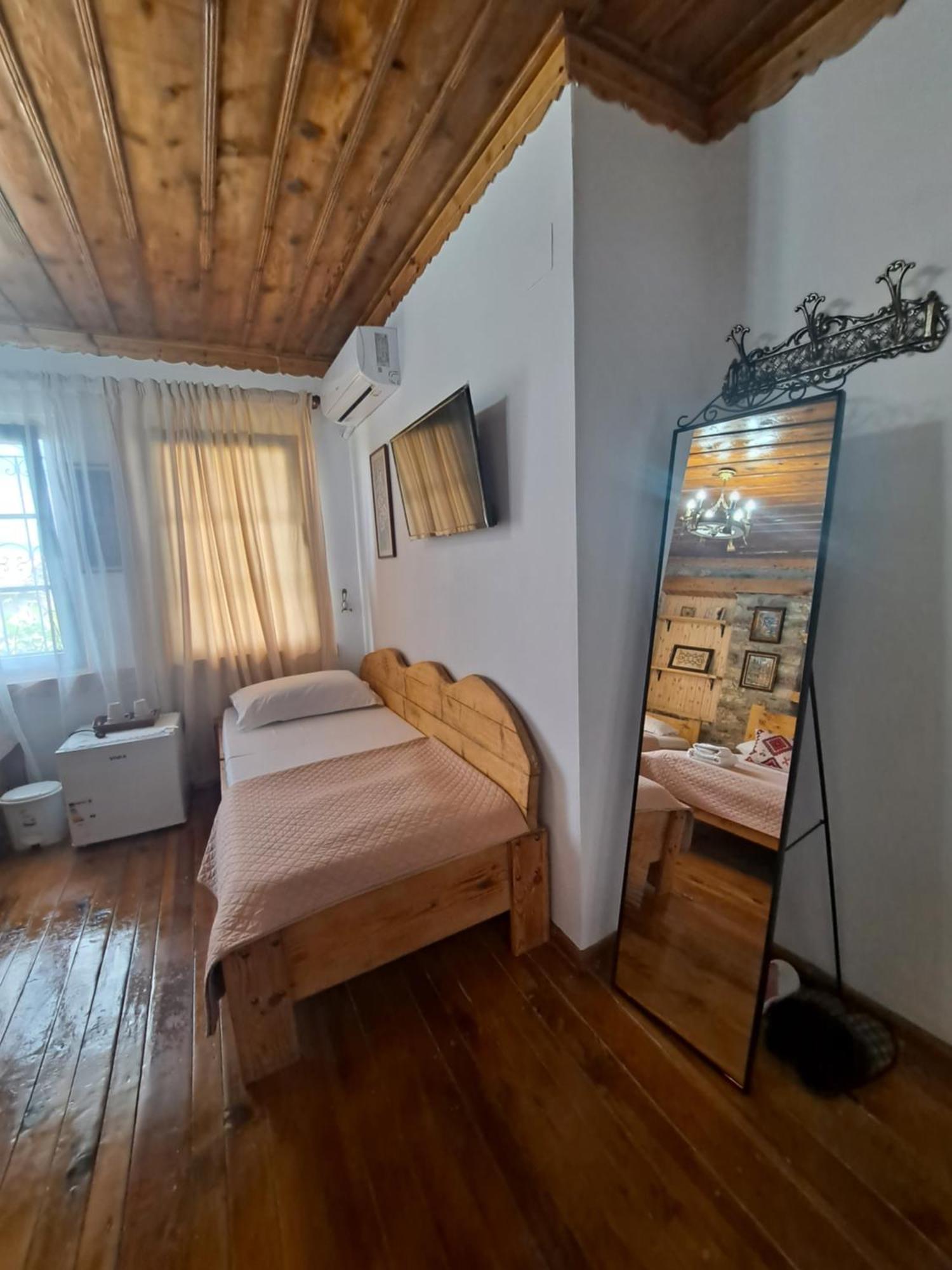 "Villa 70" Guesthouse จีโรคาสเตอร์ ภายนอก รูปภาพ
