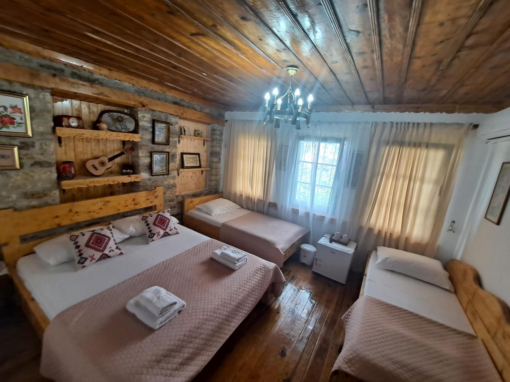 "Villa 70" Guesthouse จีโรคาสเตอร์ ภายนอก รูปภาพ